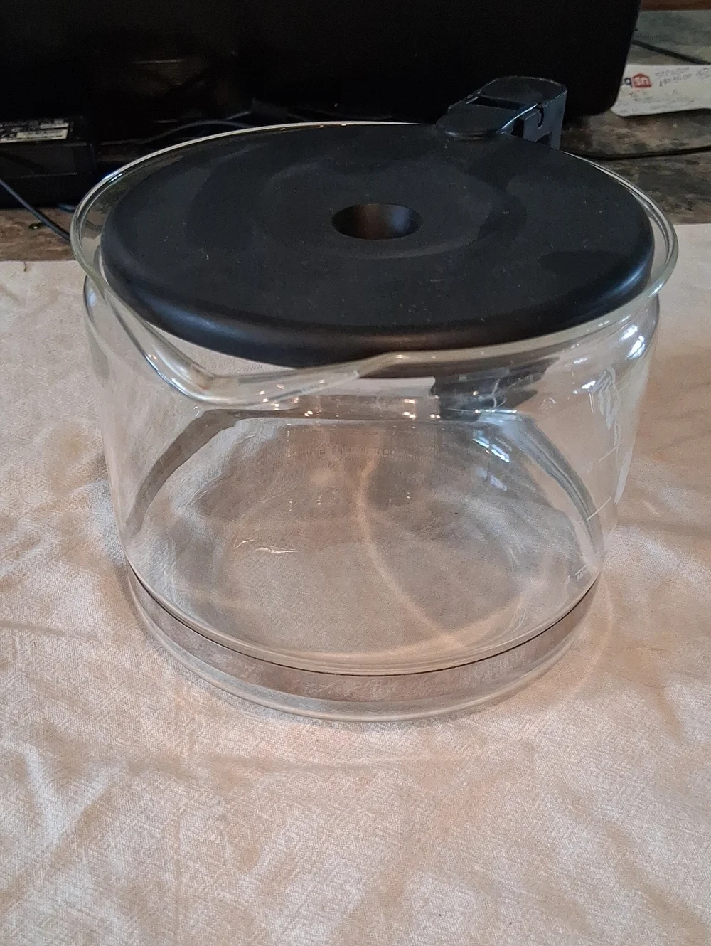 Bunn 10-cup replacement‎ glass carafe featuring a black lid and handle.